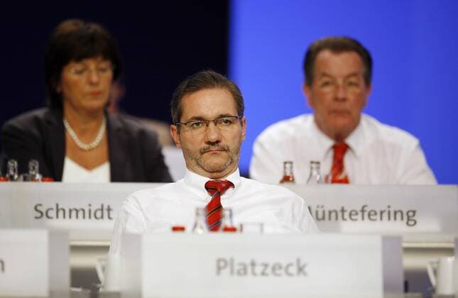 V.l.n.r.: Ulla Schmidt (SPD Bundesgesundheitsministerin), Matthias Platzeck (SPD Ministerpräsident Brandenburg) und Franz Müntefering (SPD Bundesarbeitsminister) (alle Deutschland) auf dem außerordentlichen Bundesparteitag der SPD in Berlin