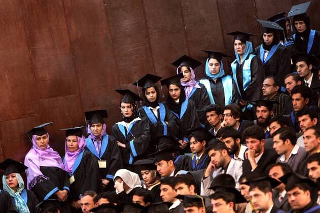 Absolventen bei ihrer Abschlussfeier an der Universität in Kabul - 