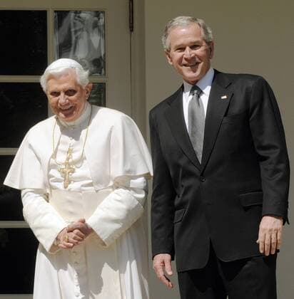 Papst Benedikt XVI (li.) und Präsident George W. Bush (USA) in Washington D.C.  (WAP2008041612)