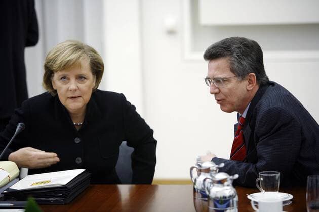 Bundeskanzlerin Angela Merkel (Deutschland CDU) und Kanzleramtsminister Thomas de Maiziere (Deutschland CDU) anlässlich einer Kabinettsitzung in Berlin