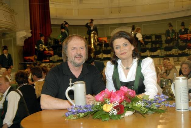 Liedermacher Fredl Fesl und Moderatorin Caroline Koller in Bad Reichenhall