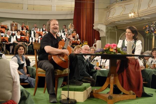 Liedermacher Fredl Fesl und Moderatorin Caroline Koller in Bad Reichenhall