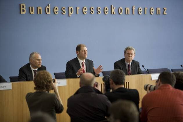 Arbeitsminister Olaf Scholz (Mitte, Deutschland SPD) anlässlich einer Bundespressekonferenz in Berlin - daneben Erwin Huber (li., Deutschland CSU-Parteivorsitzender Finanzminister Bayern) und Werner Gößling (re., Vorsitzender der Bundespressekonferenz)