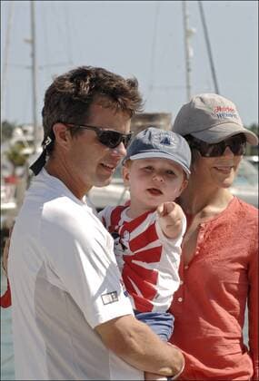 Prinz Frederik von Dänemark mit Ehefrau Mary und Sohn Christian nach dem Abschluss der Rolex Farr 40 WM in Miami -  (R021283002)