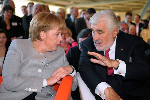 Bundeskanzlerin Angela Merkel (Deutschland CDU) und Schauspieler Mario Adorf beim Ersten Kultursalon der CDU CSU im Deutschen Reichstag in Berlin