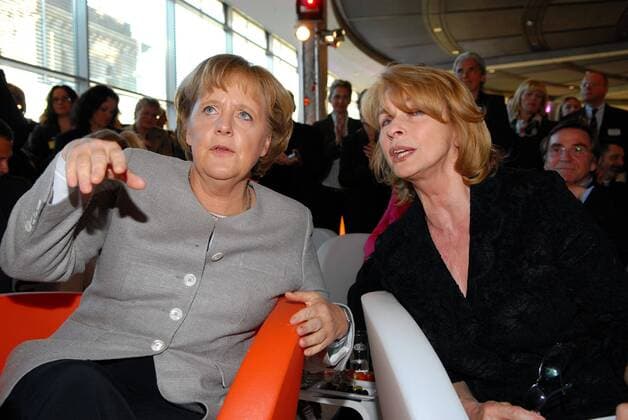Bundeskanzlerin Angela Merkel (li., Deutschland CDU) und Schauspielerin Senta Berger beim Ersten Kultursalon der CDU CSU im Deutschen Reichstag in Berlin