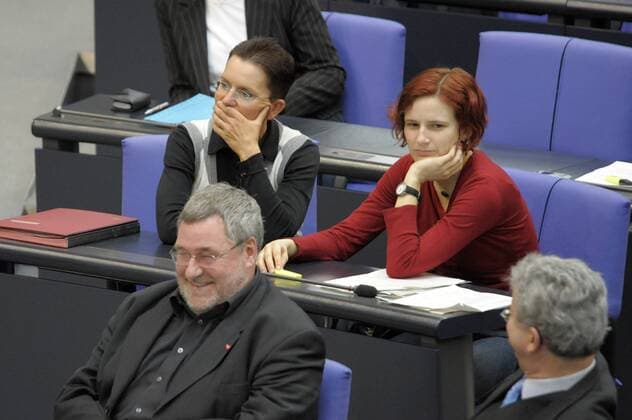 V.l.n.r.: Petra Sitte, Katja Kipping, Axel Troost (alle Deutschland Die Linke) während einer Bundestagsdebatte in Berlin