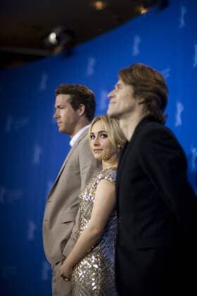 V.l.n.r.: Schauspieler Ryan Reynolds, Schauspielerin Hayden Panettiere und Schauspieler Willem Dafoe anlässlich der Pressekonferenz zum Film - Fireflies in the Garden - anlässlich der 58. Internationalen Filmfestspiele in Berlin
