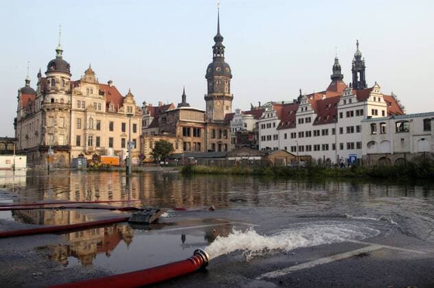 Abpumpen des Wassers aus der Altstadt - Hochwasser der Elbe in Dresden