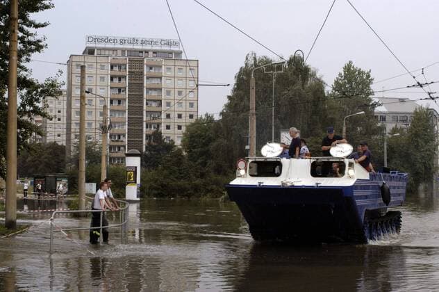 Amphibienfahrzeug eilt herbei - Hochwasser der Elbe in Dresden