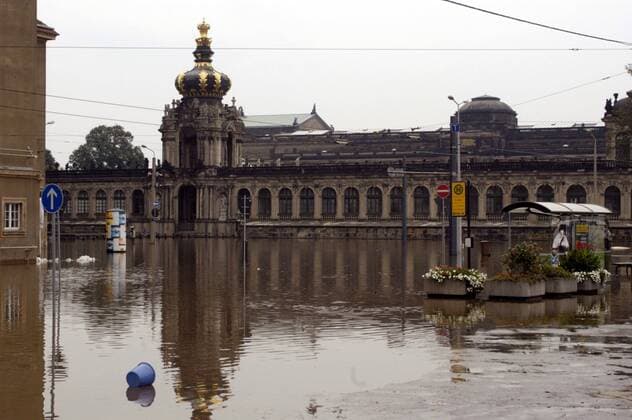 Überschwemmte Straßenbahnhaltestelle vor dem Zwinger - Hochwasser der Elbe in Dresden