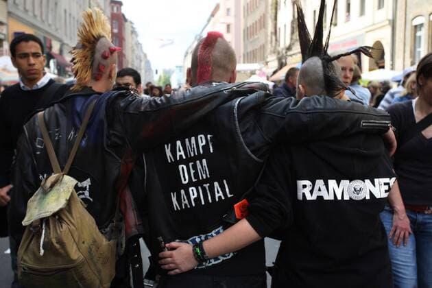 Punks während des MyFests in Berlin Kreuzberg