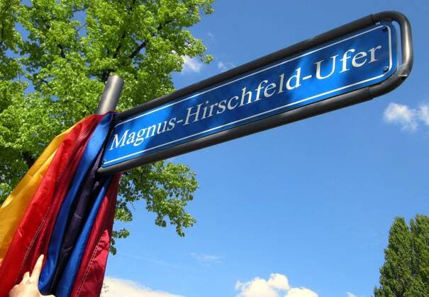 Straßenschild -Magnus-Hirschfeld-Ufer- am Spreeufer in Berlin