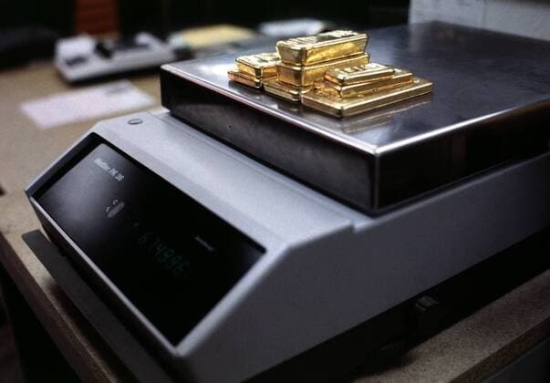 Gold auf einer Goldwaage vom Typ Mettler PK 36