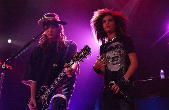 Sänger Bill Kaulitz (re., Tokio Hotel) und Gitarrist Tom Kaulitz (Tokio Hotel) während eines Konzertes in Hollywood - PPPAT