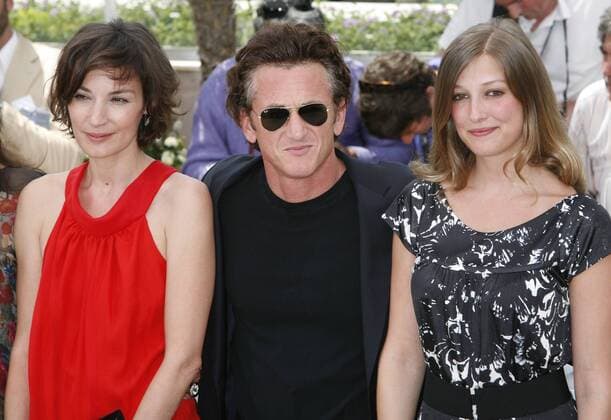 Schauspieler Sean Penn (Jury Präsident Cannes) mit den Schauspielerinnen Jeanne Balibar (li.) und Alexandra Maria Lara (beide Jury Cannes) anlässlich eines Pressetermins für die Jury zu den 61. Internationalen Filmfestspielen in Cannes  CAN20080514767