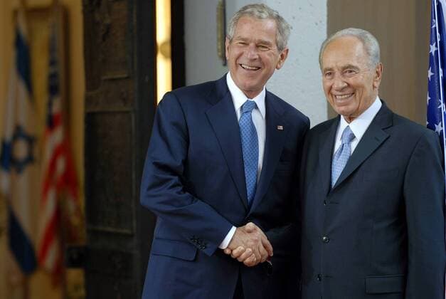 Präsident George W. Bush (li., USA) mit Präsident Shimon Peres (Israel) anlässlich der Feierlichkeiten zum 60. Jahrestag der Staatsgründung Israels in Jerusalem  (WAX20080514794)