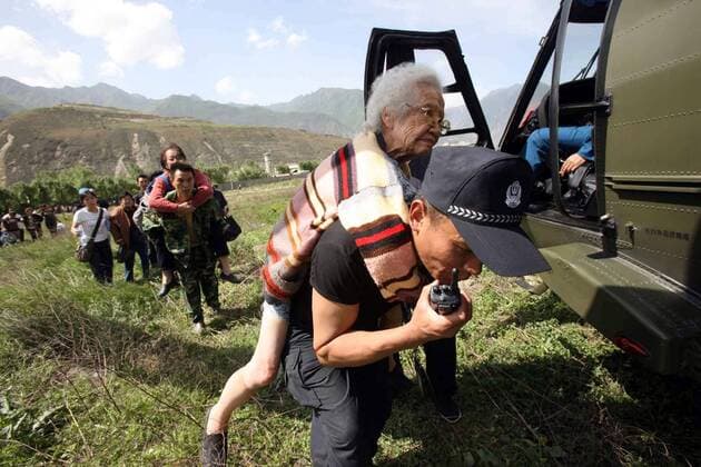 Rettungskräfte evakuieren Überlebende aus dem Krisengebiet nach dem Erdbeben in Yingxiu, China - 