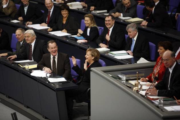Bundeskanzlerin Angela Merkel (Mitte, Deutschland CDU) erheitert nach der Regierungserklärung zur deutschen EU-Ratspräsidentschaft im Bundestag in Berlin