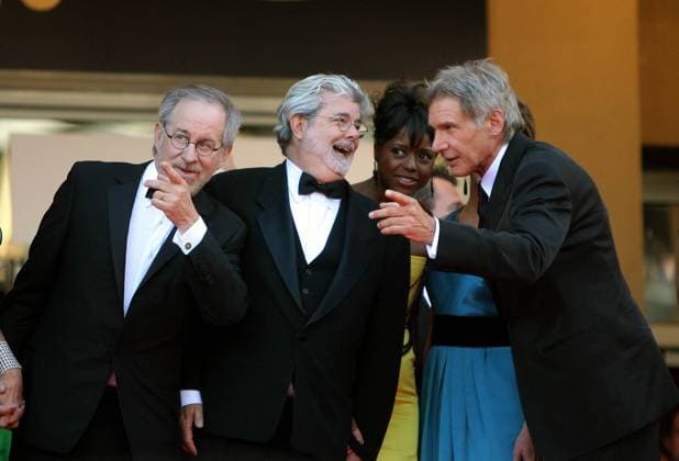 V.l.n.r.: Regisseur Steven Spielberg, Produzent George Lucas mit Ehefrau Melody Hoffman und Schauspieler Harrison Ford anlässlich der Filmpremiere von - Indiana Jones IV: Kingdom of the Crystal Skull - im Rahmen der 61. Internationalen Filmfestspiele in Cannes 