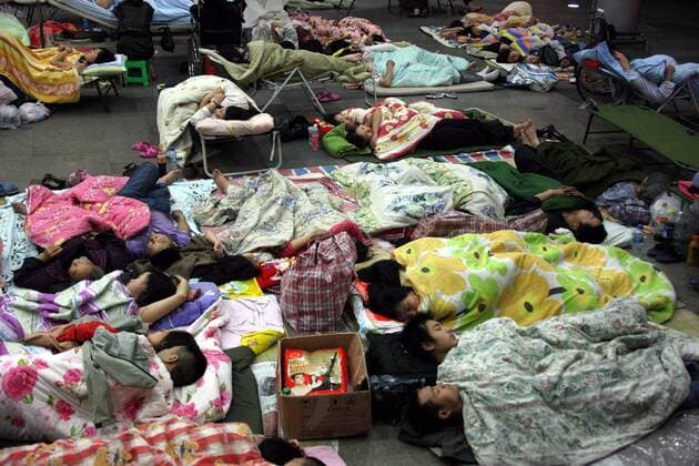 Sichuan-Erdbebenopfer schlafen in einer Turnhalle - Chengdu - 