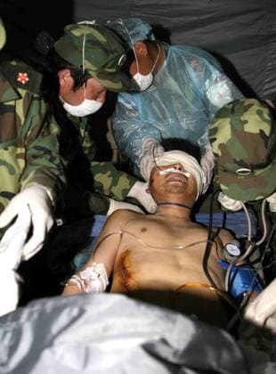Rettungskräfte bergen ein Sichuan-Erdbebenopfer - Yingxiu - 