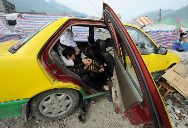 Erdbebenopfer schlafen im Auto in Maoxian - China - 