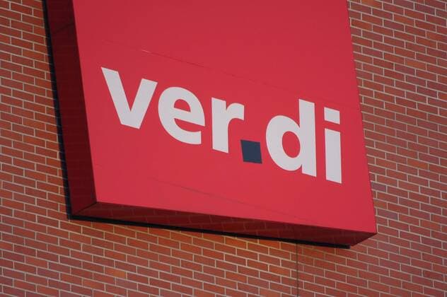 Schriftzug am ver.di-Gebäude in Berlin Kreuzberg