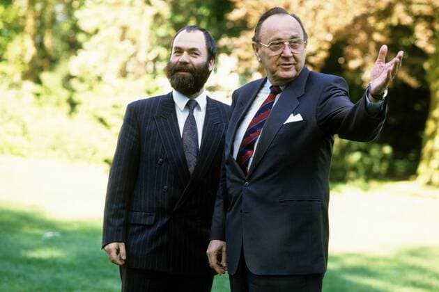 Außenminister Hans-Dietrich Genscher (re., Deutschland FDP) und Außenminister Markus Meckel (DDR SPD)