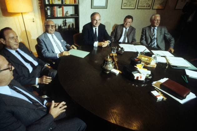 V.l.n.r.: Zimmermann, Außenminister Hans-Dietrich Genscher (re., Deutschland FDP), Wolfgang Mischnick (Deutschland FDP), Bundeskanzler Helmut Kohl (Deutschland CDU), Franz Josef Strauß (Deutschland CSU Ministerpräsident Bayern) und Finanzminister Gerhard Stoltenberg (Deutschland CDU)