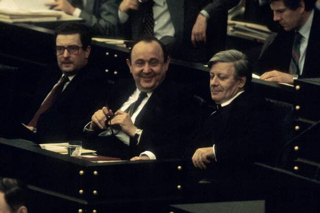 V.l.n.r.: Gerhard Baum (Deutschland FDP), Außenminister Hans-Dietrich Genscher (Deutschland FDP) und Bundeskanzler Helmut Schmidt (Deutschland SPD) in Bonn