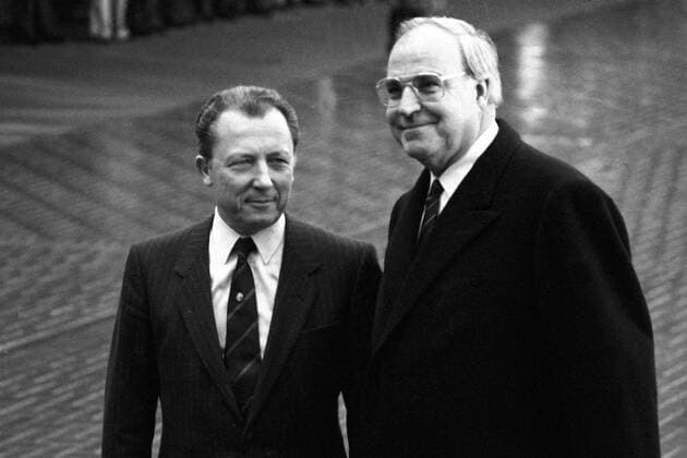Bundeskanzler Helmut Kohl (BRD CDU) trifft in Bonn anlässlich des Weltwirtschaftsgipfels auf EU-Ratspräsident Jacques Delors (Frankreich)