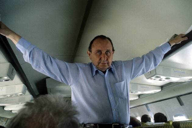 Außenminister Hans-Dietrich Genscher (Deutschland FDP) im Flugzeug