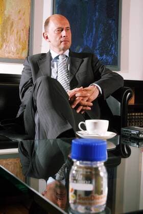 Wolfgang Tiefensee (Deutschland SPD Verkehrsminister) hinter einem Fläschchen Sundiesel während eines Interviews zum Thema Biokraftstoffe in Berlin