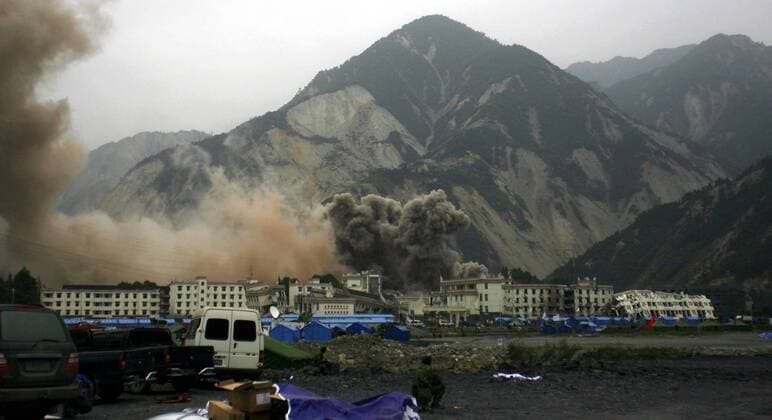 Abbruchreife Häuser werden gesprengt in Yingxiu im Erdbebengebiet in der Region Sichuan, China - 
