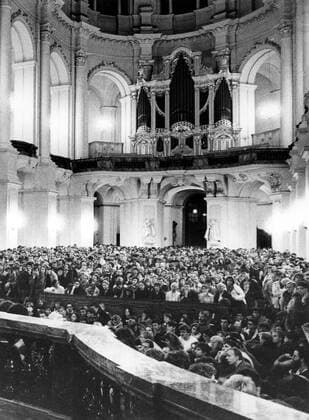 Telnehmer während einer Montagsdemo der Hofkirche in Dresden