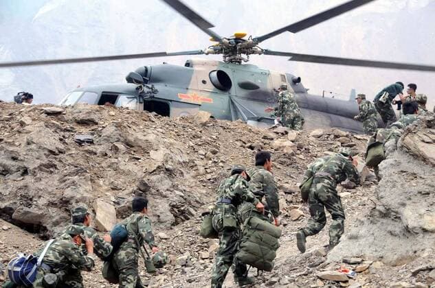 Soldaten vor einem Helikopter während ihrer Evakuierung aus der Krisenregion nach dem Erdbeben in Mianyang, China - 