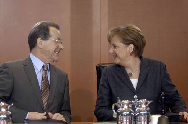Franz Müntefering (Deutschland SPD Arbeitsminister) und Bundeskanzlerin Angela Merkel (Deutschland CDU) anlässlich einer Kabinettssitzung in Berlin