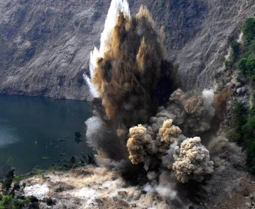 Explosion während der Sprengung des Staudamms am Shibangou-See nach dem Erdbeben in Sichuan, China - 
