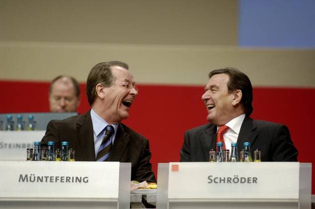 Franz Müntefering (li., Deutschland SPD Arbeitsminister) und Gerhard Schröder (Deutschland SPD) auf dem SPD-Parteitag in Karlsruhe