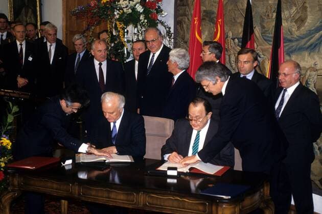 POLITIK 25 Jahre Deutsche Einheit: Die Wiedervereinigung Außenminister Eduard Schewardnadse (vorne li., Sowjetunion), Außenminister Hans-Dietrich Genscher (vorne re., Deutschland FDP), Bundeskanzler Helmut Kohl (Mitte, Deutschland CDU), Präsident Michael Gorbatschow (Mitte li., Sowjetunion Generalsekretär KPdSU), Wirtschaftsminister Dr. Helmut Haussmann (2.v.r., Deutschland FDP) und Arbeitsminister Norbert Blüm (re., Deutschland CDU) in Bonn