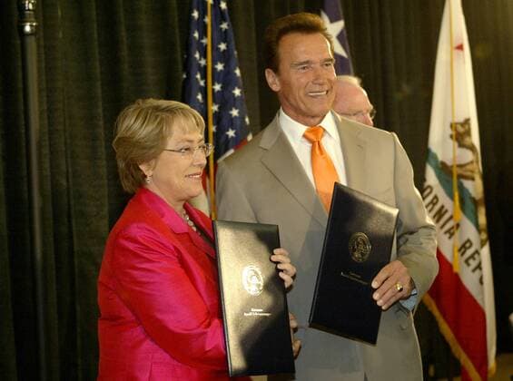 Präsidentin Michelle Bachelet (Chile) während eines Treffens mit Arnold Schwarzenegger (USA Republikaner Gouverneur Kalifornien) in Davis  (SAC2008061203)