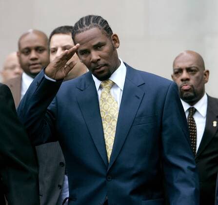 Sänger R Kelly nach seinem Freispruch von der Anklage der Kinderpornographie in allen Anklagepunkten beim Prozess vor dem Cook County Criminal Court in Chicago  (CHI2008061301)