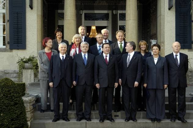 Abschied vom Kabinett Schröder 2: vorn v.l.n.r. Otto Schily, Joschka Fischer, Gerhard Schröder, Bundespräsident Horst Köhler, Brigitte Zypries und Peter Struck, Mitte v.l.n.r. Heidemarie Wieczorek-Zeul, Renate Schmidt, Hans Eichel und Jürgen Trittin, hinten v.l.n.r. Ulla Schmidt, Wolfgang Clement und Manfred Stolpe anlässlich des Erhalts ihrer Entlassungsurkunden durch den Bundespräsidenten in Berlin
