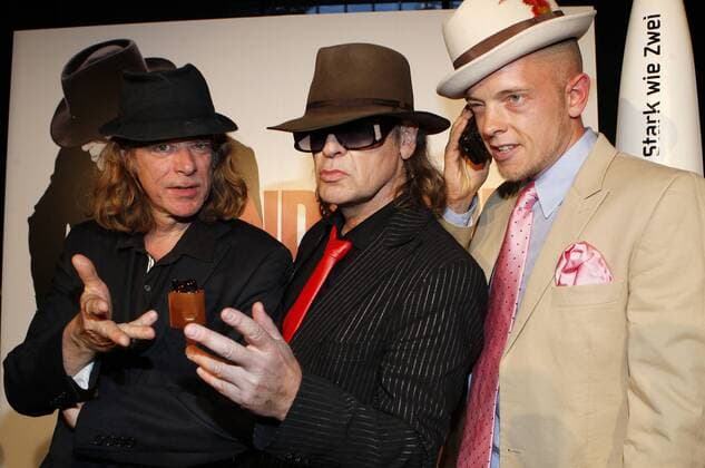 Komiker Helge Schneider (li.), Sänger Jan Delay (re.) und Sänger Udo Lindenberg anlässlich der Verleihung von Triple Gold für das Album - Stark wie zwei - von Udo Lindenberg in Hamburg