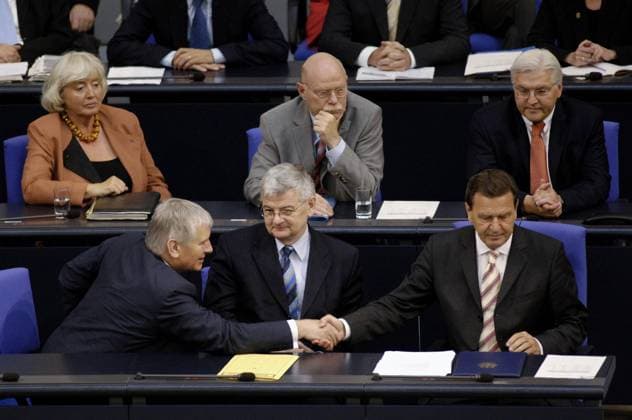 V.r.n.l., vorn: Gerhard Schröder (Deutschland SPD Bundeskanzler), Joschka Fischer (Deutschland Bündnis90 Die Grünen Außenminister), Otto Schily (Deutschland SPD Innenminister) und v.r.n.l., hinten: Frank-Walter Steinmeier (Deutschland SPD Kanzleramtsminister), Peter Struck (Deutschland SPD Verteidigungsminister) und Renate Schmidt (Deutschland SPD Familienministerin) während der Vertrauensfrage im Deutschen Bundestag - Berlin