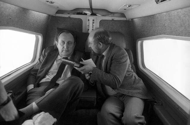 Außenminister Hans Dietrich Genscher (li., Deutschland FDP) während eines Pressetermins