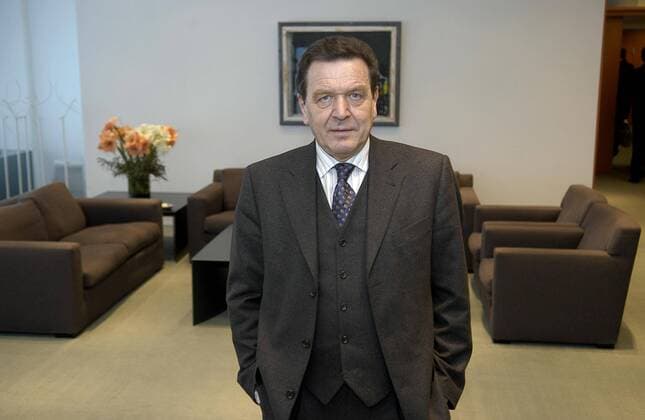 Bundeskanzler Gerhard Schröder (Deutschland SPD) während eines Interviews in Berlin