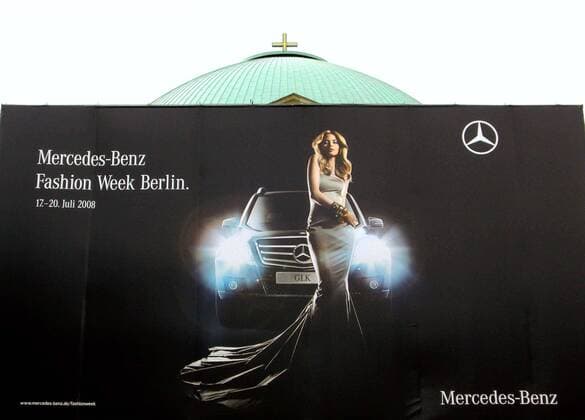 Überdimensionales Werbeplakat mit Model Eva Padberg anlässlich der Mercedes-Benz-Fashion-Week auf dem Bebelplatz vor der St. Hedwigskathedrale in Berlin Mitte