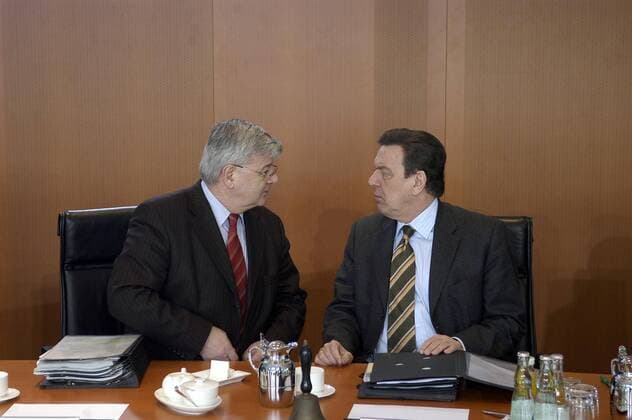 Bundeskanzler Gerhard Schröder (re., Deutschland SPD) und Außenminister Joschka Fischer (Deutschland Bündnis 90 Die Grünen) anlässlich einer Kabinettssitzung in Berlin